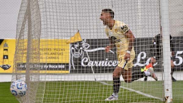 Primer gol de Bruno Pérez en la temporada. (Foto: Daniel Feldman/Jornada).
