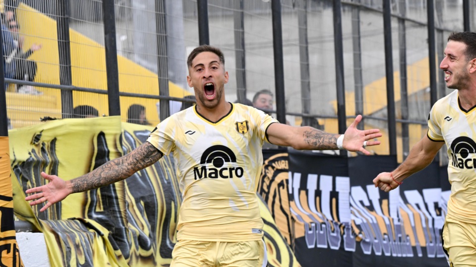 El cordobés Bruno Pérez se llena la boca de gol. (Foto: Daniel Feldman/Jornada).