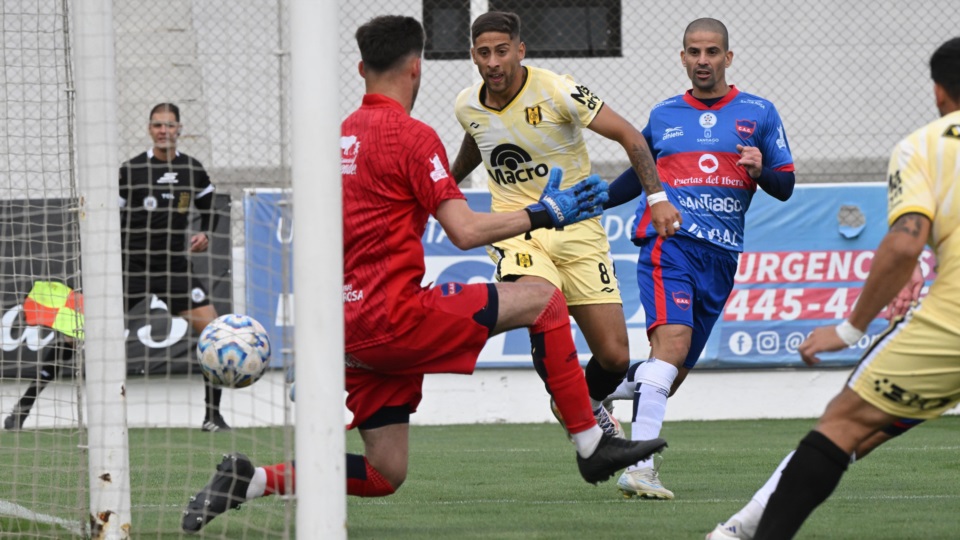 Sorprendió Bruno Pérez al primer palo, la metió entre el palo y el arquero. (Foto: Daniel Feldman/Jornada).