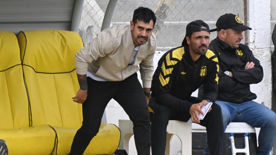 El "Tano" Gracián realizó varios cambios en la formación inicial. (Foto: Daniel Feldman/Jornada).