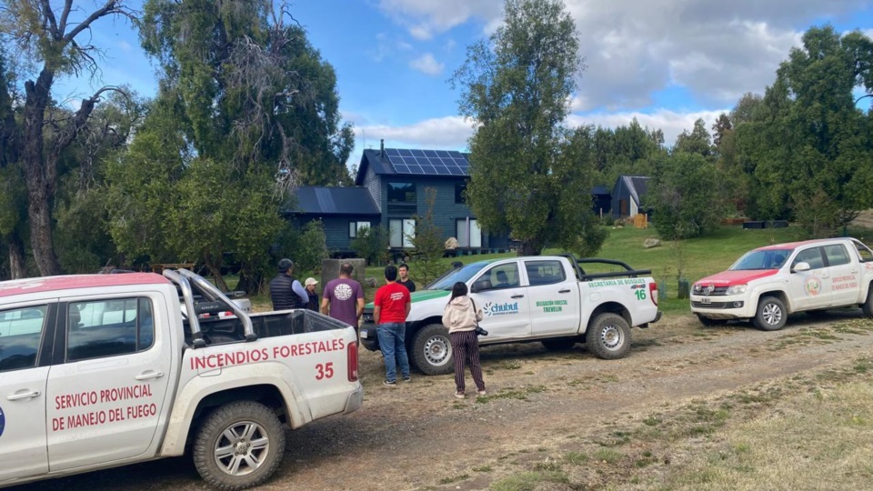 Equipos forestales y del Servicio Provincial de Manejo del Fuego trabajan  en el lugar.