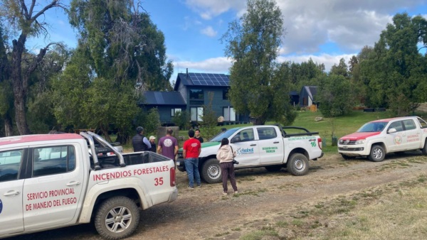 Equipos forestales y del Servicio Provincial de Manejo del Fuego trabajan  en el lugar.