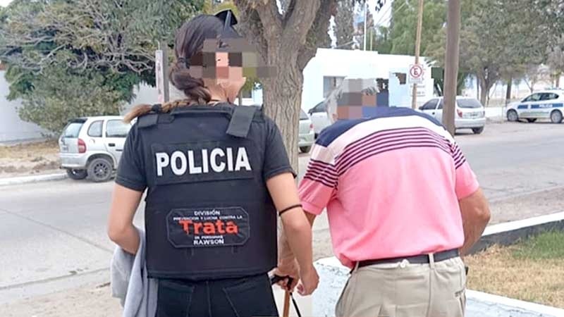 El hombre fue rescatado por personal policial de Chubut.