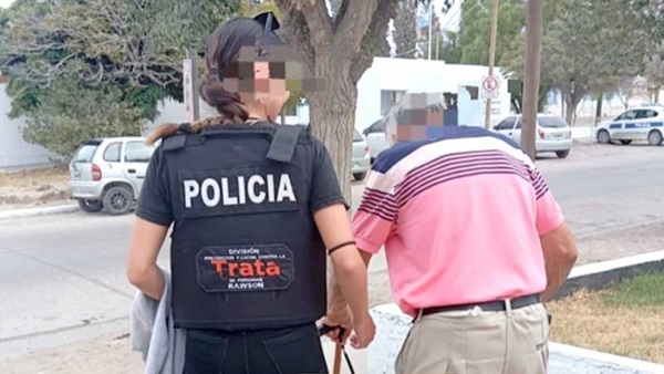 El hombre fue rescatado por personal policial de Chubut.