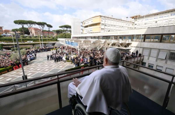 El Papa Francisco, en su última aparición pública, en ocasión de ser dado de alta en el hospital Policlínico Gemelli.
