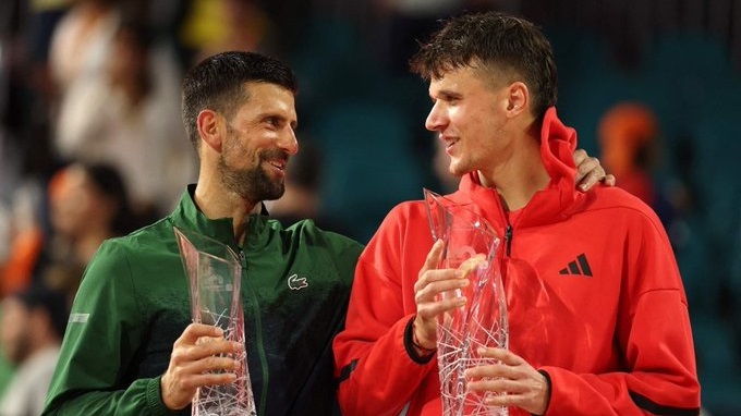 El joven prodigio del tenis checo de 19 años derrotó a Nole para alzarse con su primer título ATP Tour en el Hard Rock Stadium