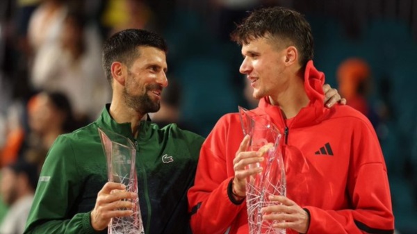 El joven prodigio del tenis checo de 19 años derrotó a Nole para alzarse con su primer título ATP Tour en el Hard Rock Stadium