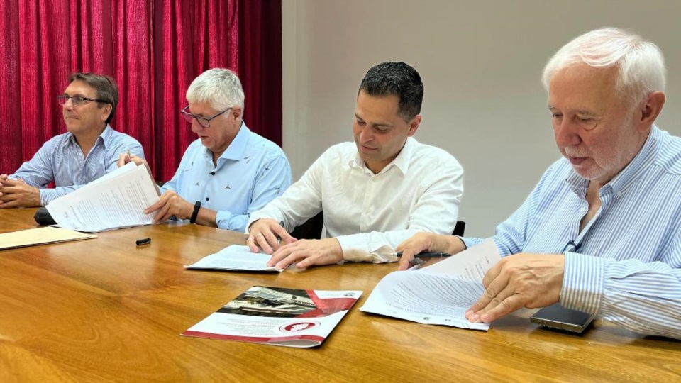 Ramiro Ibarra firmando con la Facultad de Informática de la Universidad Nacional de La Plata.