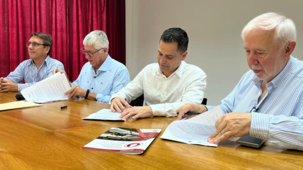Ramiro Ibarra firmando con la Facultad de Informática de la Universidad Nacional de La Plata.