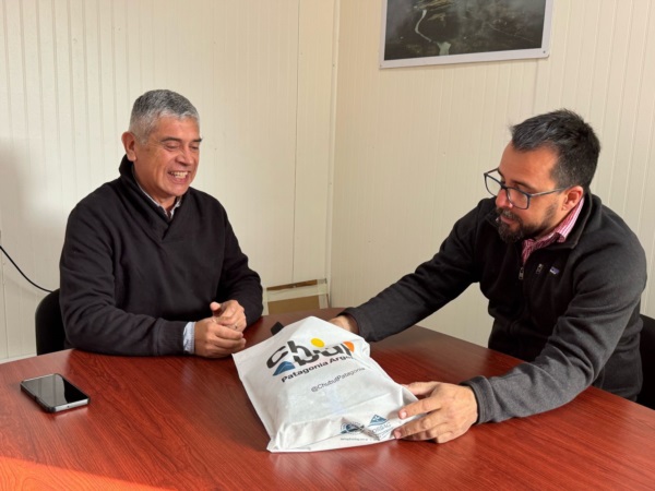 El intendente Matías Taccetta visitó al alcalde de Futaleufú, Fernando Grandón.