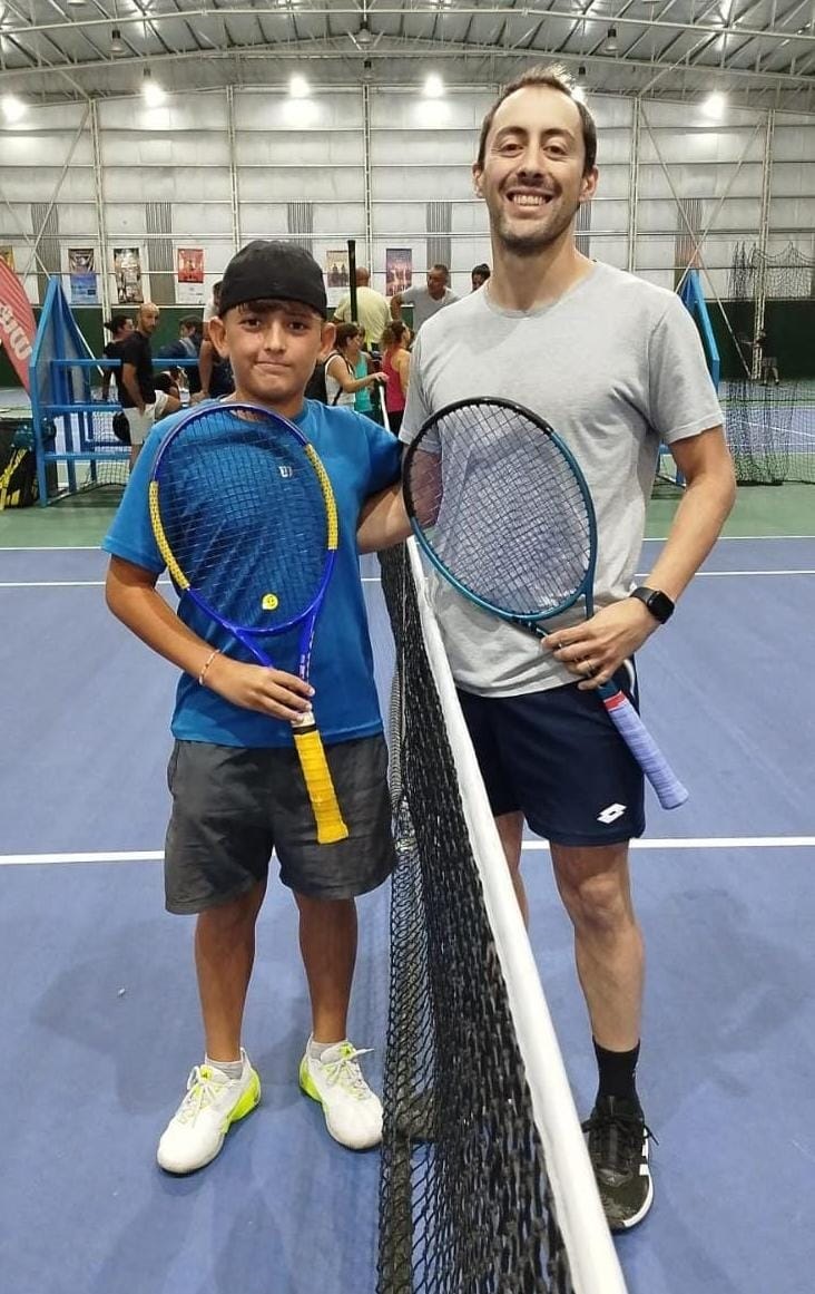 Federico Prado (derecha) venció con esfuerzo al juvenil Lucio Vulcano en el singles de 3º Caballeros.
