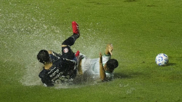 Por las lluvias, este martes se ponen al día Banfield e Independiente desde las 19.30, en dos tiempos de 11' cada uno.