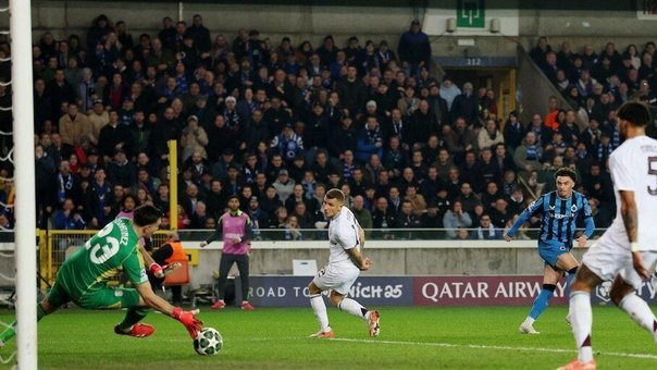 Dibu Martínez acaricia los cuartos de final de la Champions League.