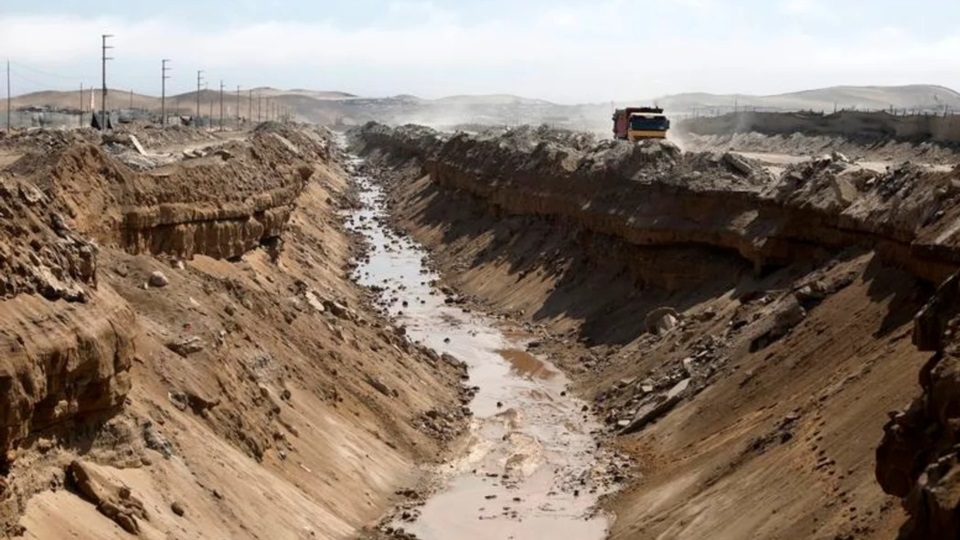 Imagen del 27 de febrero de 2025 de la llegada de agua en la Quebrada Seca, en el distrito de Punta Hermosa, en el sur de Lima.