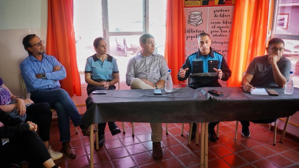 El intendente Damián Biss y autoridades municipales y policiales.