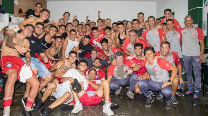 Agónica victoria de Argentinos frente a Banfield para seguir en la cima.
