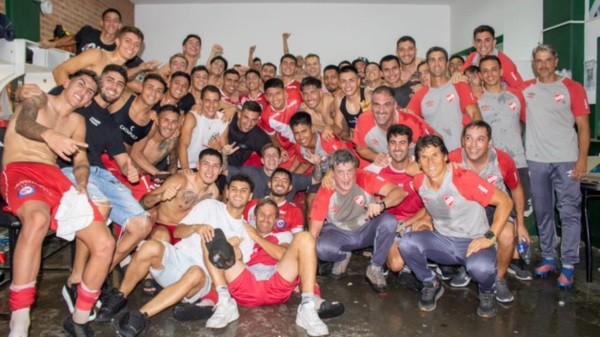 Agónica victoria de Argentinos frente a Banfield para seguir en la cima.