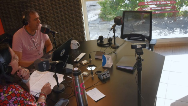 Jornada Radio: 4 horas de transmisión por el 8M. Esteban Gallo y Lorena Leeming. Foto: Norman Evans. 