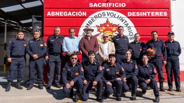 El intendente comodorense junto al cuerpo activo bomberil.