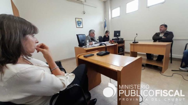 El individuo amenazó a su exmujer con un arma y la roció con un líquido solvente.