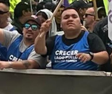 El concejal Ojeda, alentando al gobernador en Rawson.