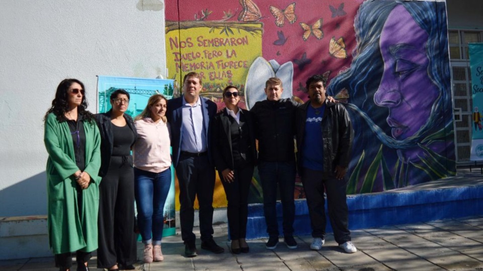 Biss, Monti y demás ediles en la presentación del mural.