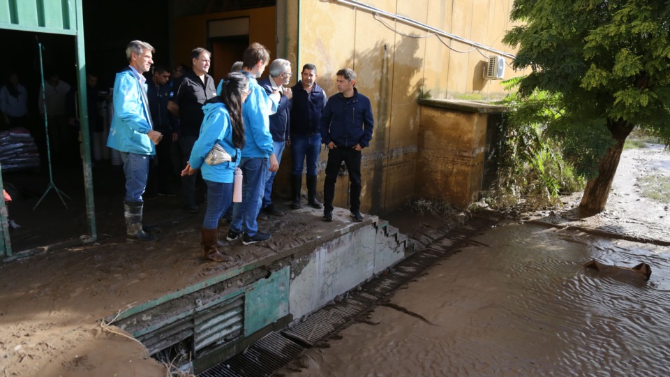 El gobernador Axel Kicillof y parte de su gabinete en Bahía Blanca.