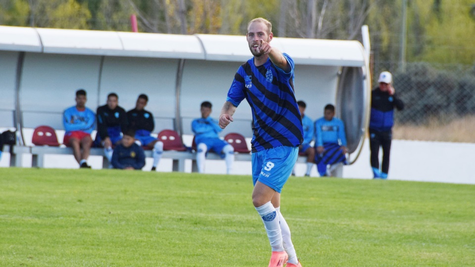 Mariano Fernández y la dedicatoria del gol del triunfo. (Foto: Norman Evans/Jornada).