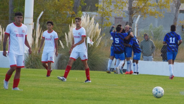  Todos abrazan al "Chucky" que convirtió su primer tanto en el torneo. (Foto: Norman Evans/Jornada).
