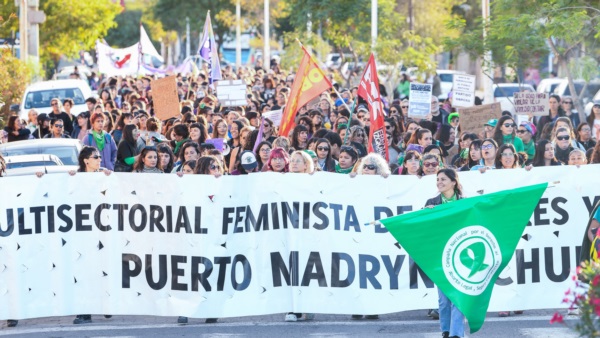 Fuerte marcha por las calles de Puerto Madryn.