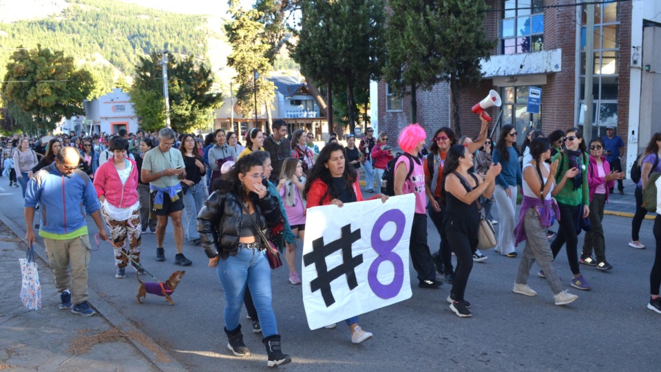 Las calles de Esquel con la movilización por el 8M.