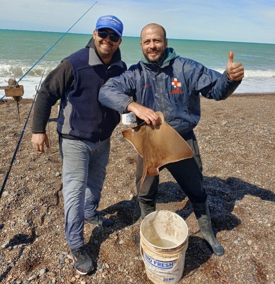 Los gaimenses Andrés Lewis y Ariel Nares con el chucho que sirvió para estar entre los 10 mejores en Promocionales.