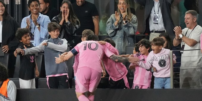 Messi abraza a sus hijos en el festejo de la victoria de Inter Miami.