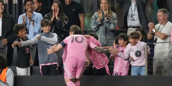 Messi abraza a sus hijos en el festejo de la victoria de Inter Miami.