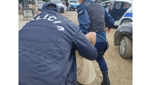 El hombre fue atrapado por los efectivos policiales.