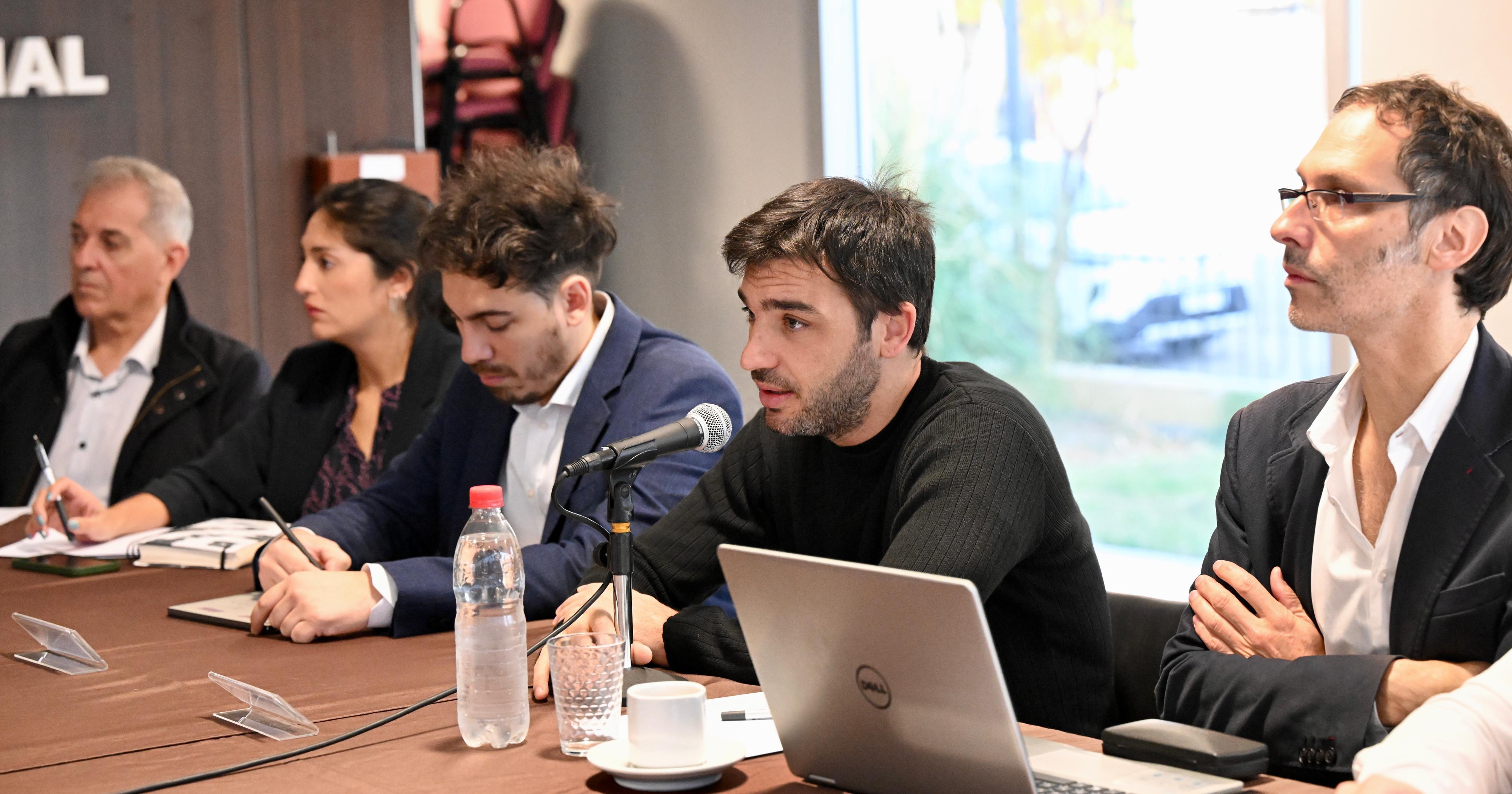 Torres y a su lado Arnaudo analizando los programas ministeriales.