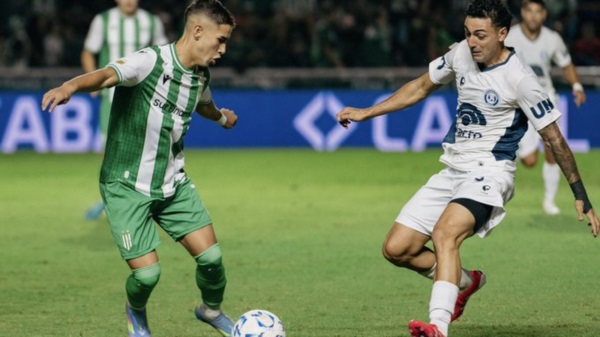 Independiente Rivadavia no deslumbró, pero fue hacia adelante, forzó un error y se lleva un punto del Florencio Sola.