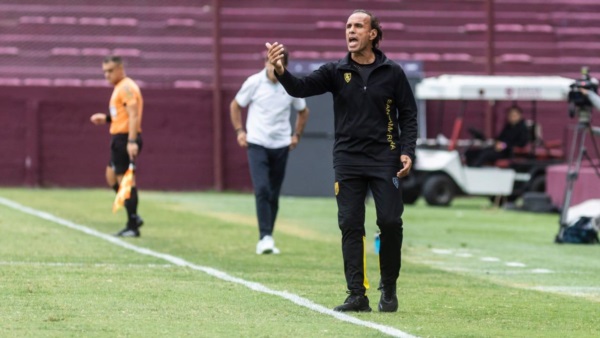 El "Mono", ante Racing. Foto: Prensa Santamarina. 