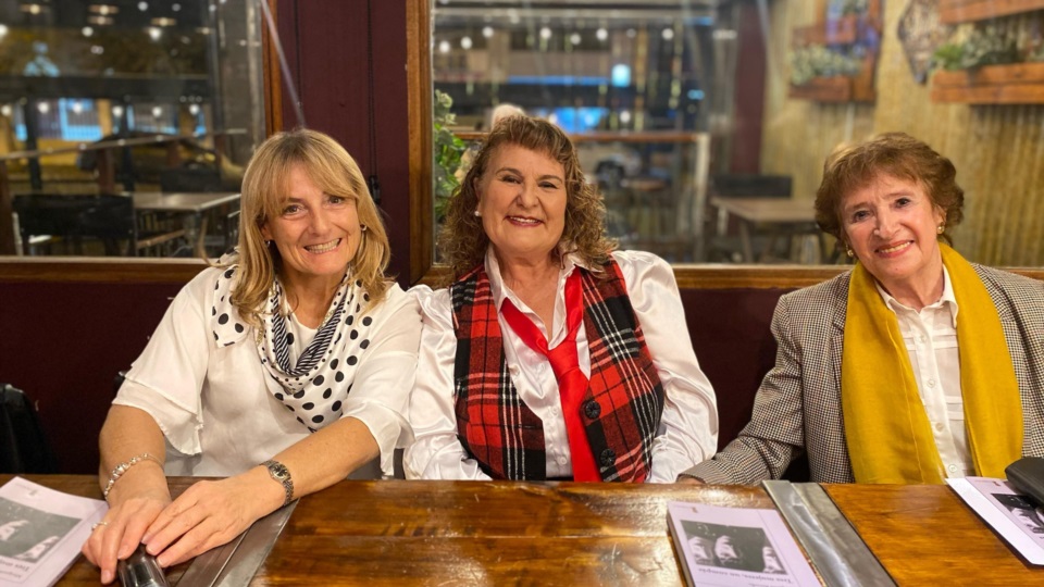 Margarita Borsella, acompañada de Sandra Jones y Cecilia Glanzman.