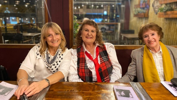 Margarita Borsella, acompañada de Sandra Jones y Cecilia Glanzman.