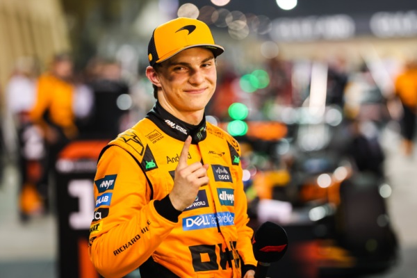El australiano se impuspo con facilidad en Bahréin y escala posiciones en el campeonato.