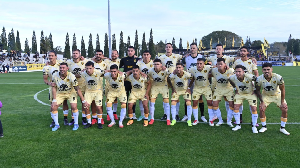 Los once de Madryn para enfrentar a Tristán Suárez. Foto: Daniel Feldman/Jornada Medios.