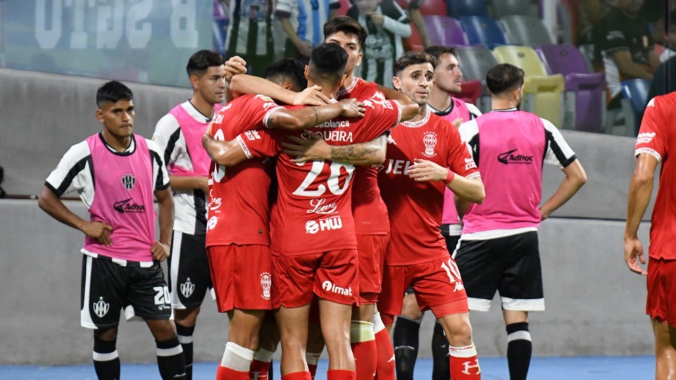 El Globo le ganó 2-1 a Central Córdoba y clasificó a los octavos de final del Torneo Apertura.