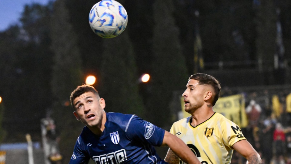 El 'Rayo' disputando la pelota contra Bruno Pérez. Foto: Daniel Feldman/Jornada Medios.