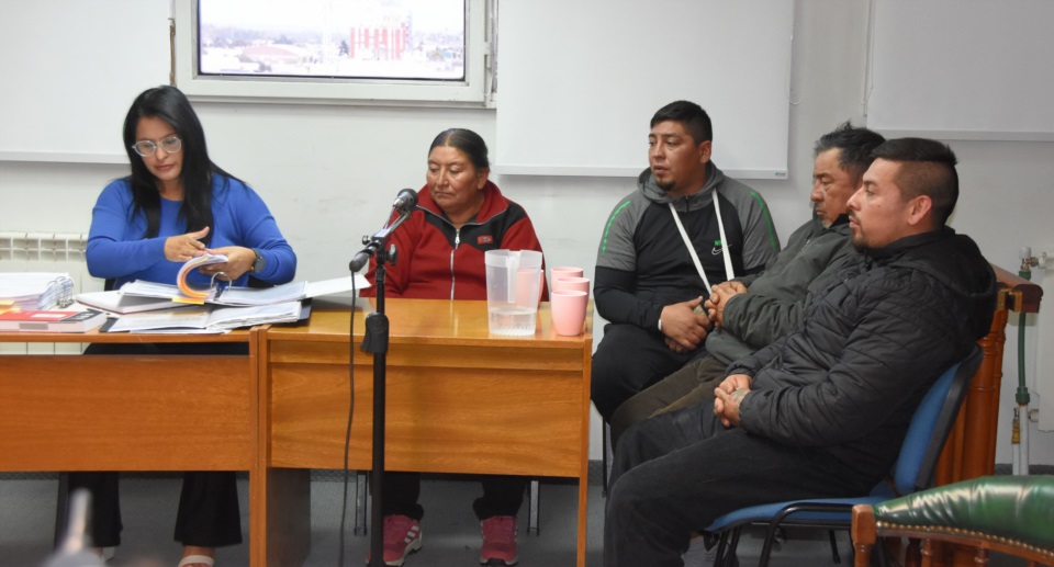 Los Tolosa junto con su defensora Gladys Olavarría. 