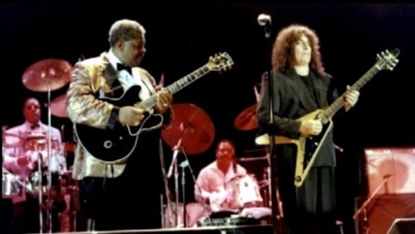 Pappo tocando con BB King en el Madison Square Garden.