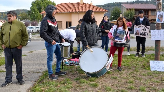 Familiares de Ana se manifestaron afuera de Tribunales, en reclamo por lo sucedido. Foto: Atilio Ortiz / Jornada.