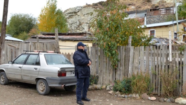 Debido a la fuga, se estableció consigna policial en el domicilio de Vargas.