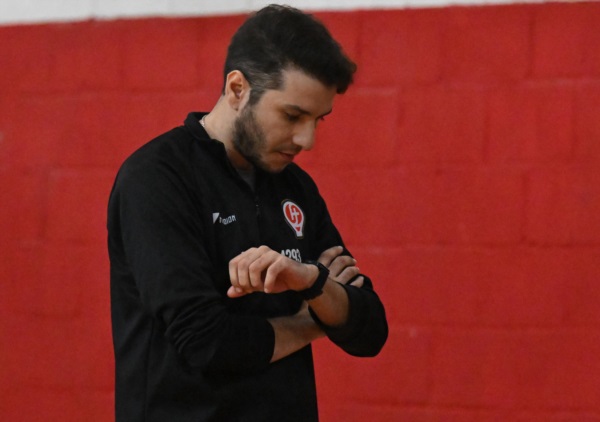 "Tati" Di Fiore, técnico de Huracán de Trelew. Foto: Daniel Feldman/Jornada Medios.