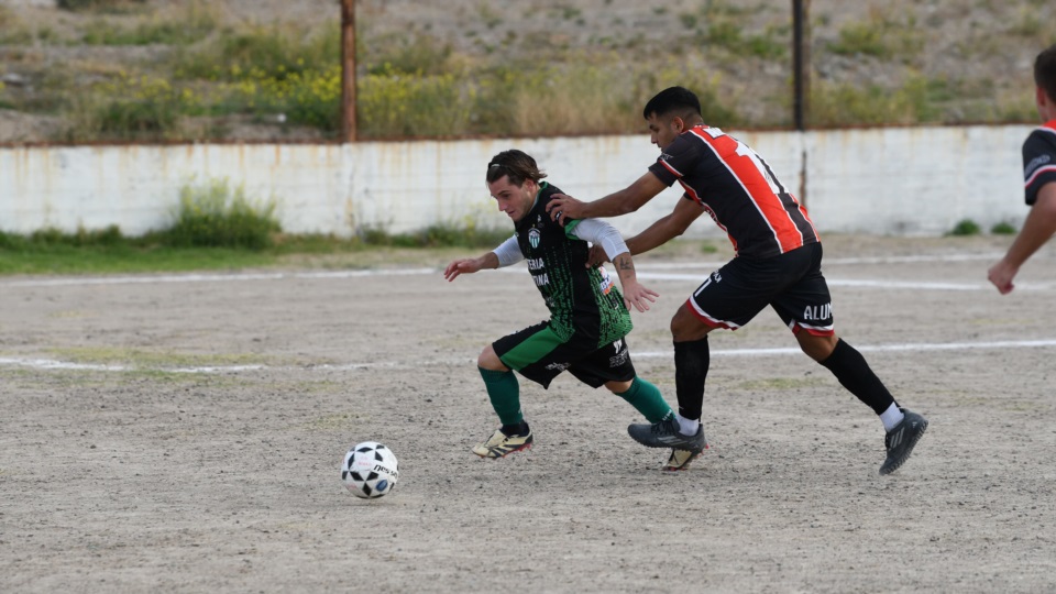 Nicolás Mallea, de Germinal, con la pelota. Foto: Mariano Di Giusto.